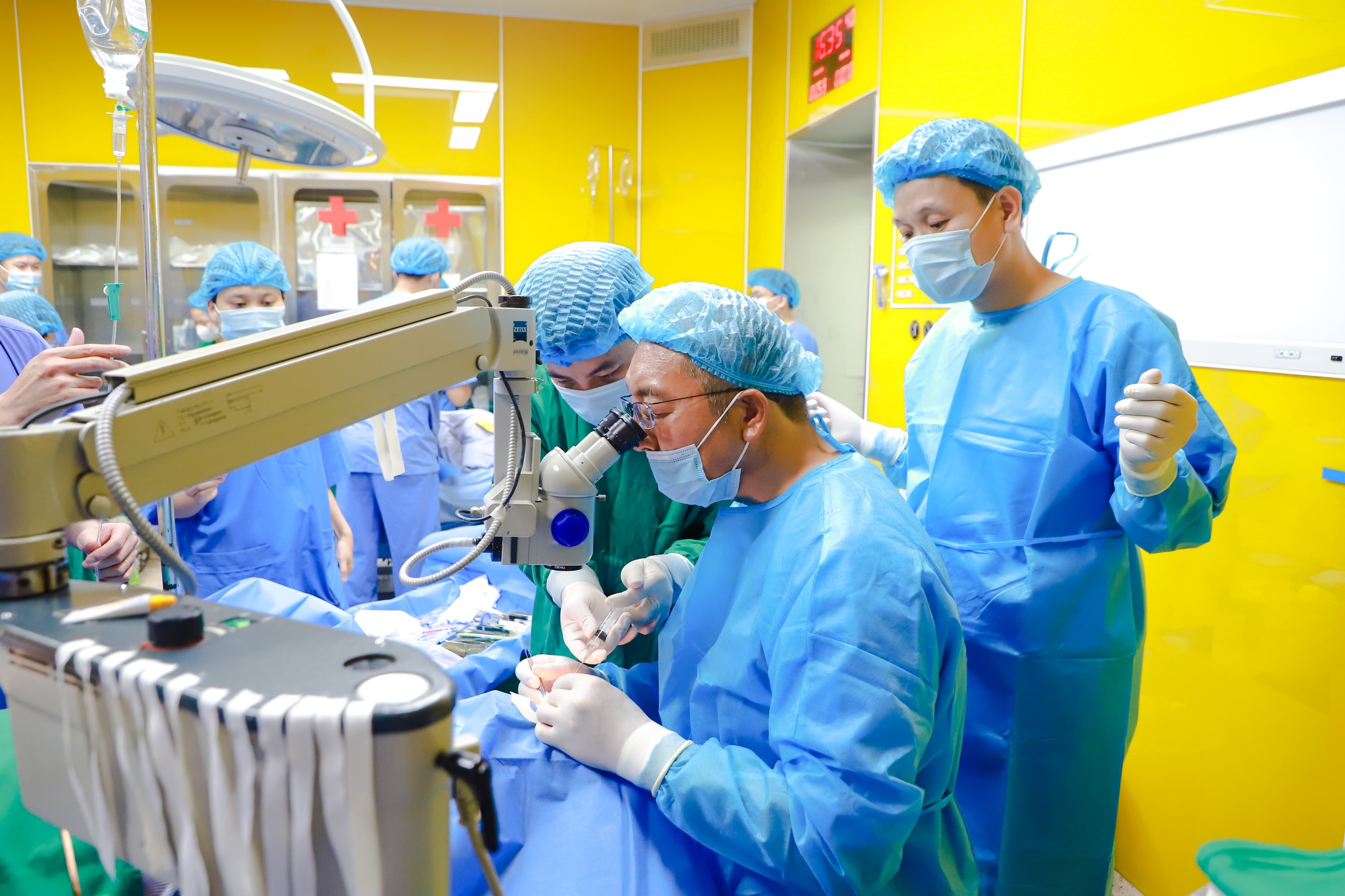 Phẫu thuật thay thuỷ tinh thể miễn phí tại Bệnh viện Đa khoa Cẩm Phả