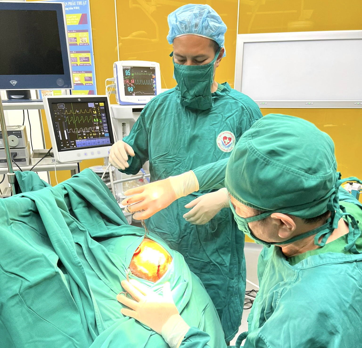 Phẫu thuật thành công cho bệnh nhân bị chấn thương sọ não và vết thương sọ não tại Trung tâm Y tế thành phố Móng Cái.